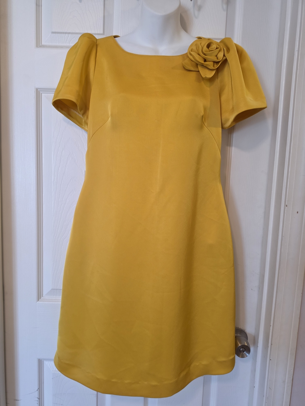 Yellow Rose-Accent Short Sleeve Shift Dress Size Small